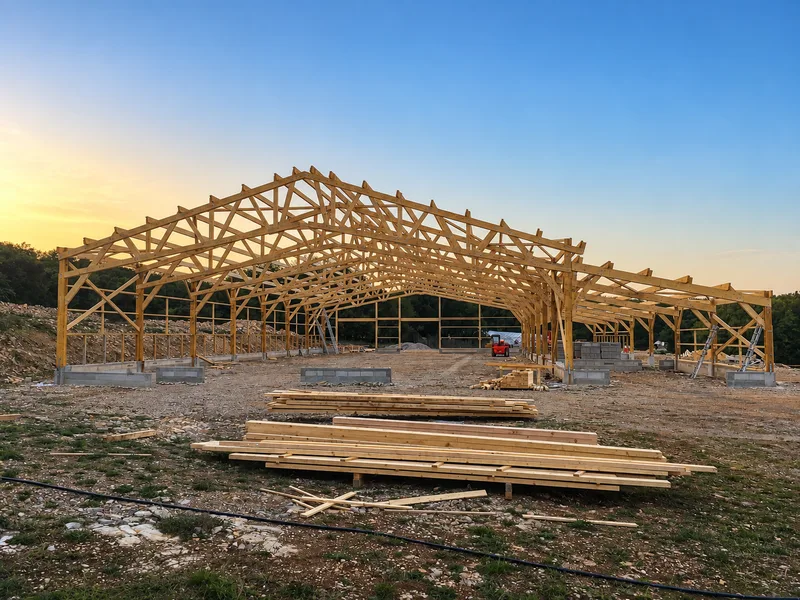 Charpente en bois de la bergerie en cours de construction.